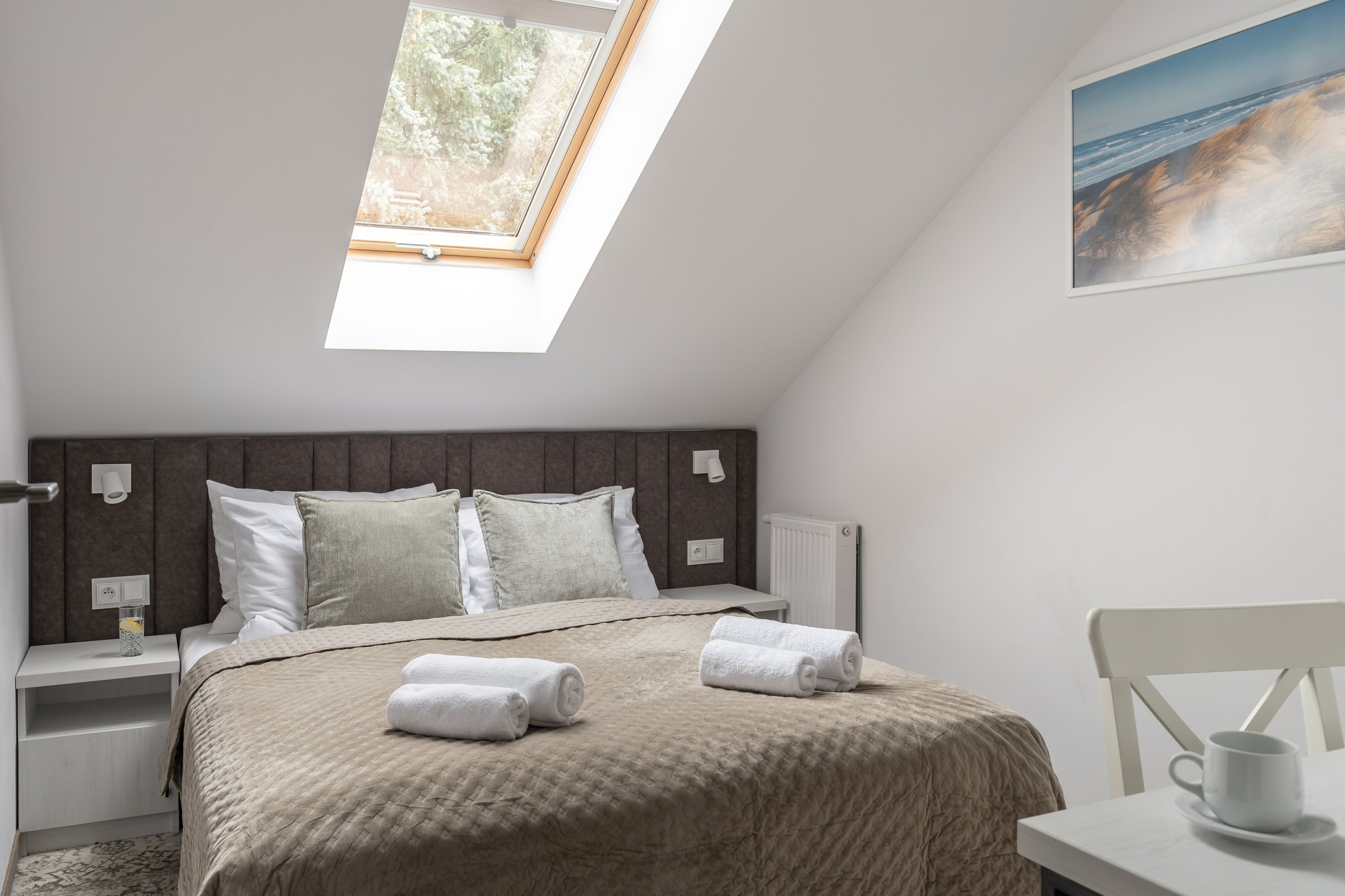 Apartment Maisonette Lux in der Residenz AMBRE in Łeba – Schlafzimmer im Dachgeschoss mit Doppelbett und Dachfenster
