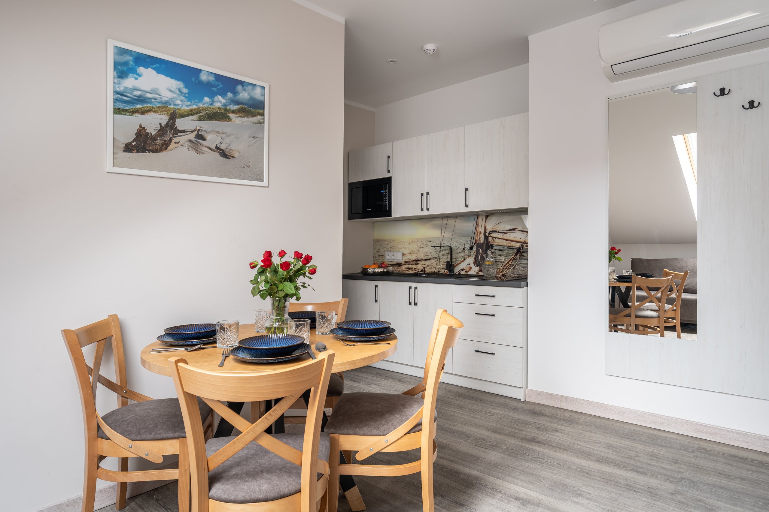Apartment Maisonette Lux in der Residenz AMBRE in Łeba – Kochnische und runder Esstisch