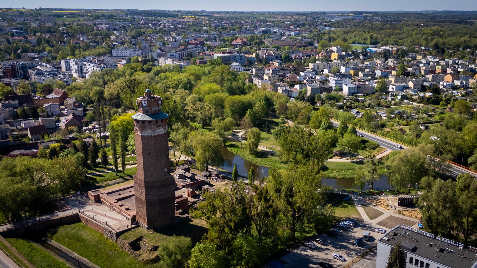 Panorama Brodnicy z wieżą zamku krzyżackiego i parkiem, widok z lotu ptaka. Fot. Wiater Media
