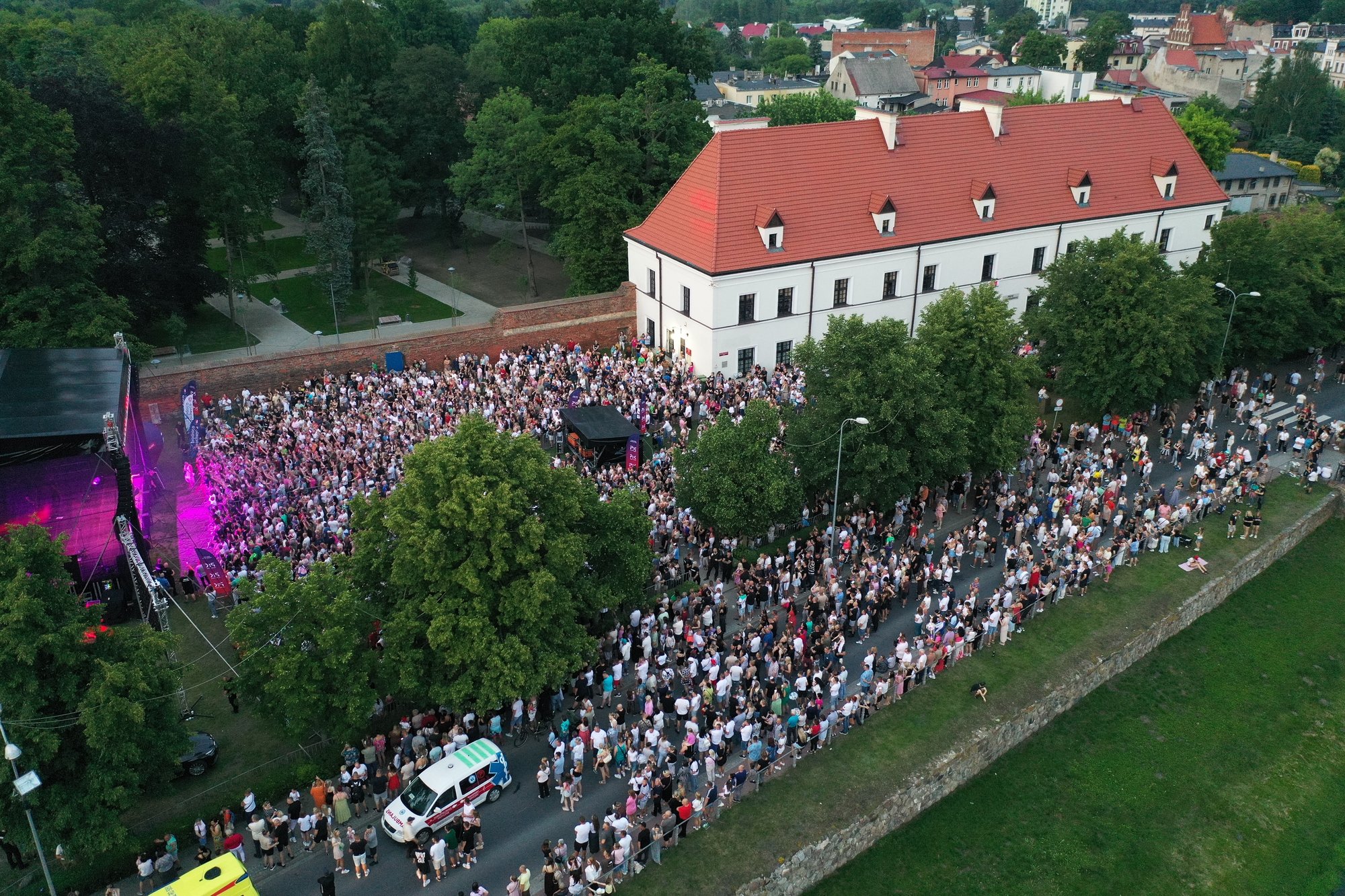 Koncert na przedzamczu w Brodnicy przy renesansowym spichlerzu, widok z lotu ptaka. Fot. Wiater Media
