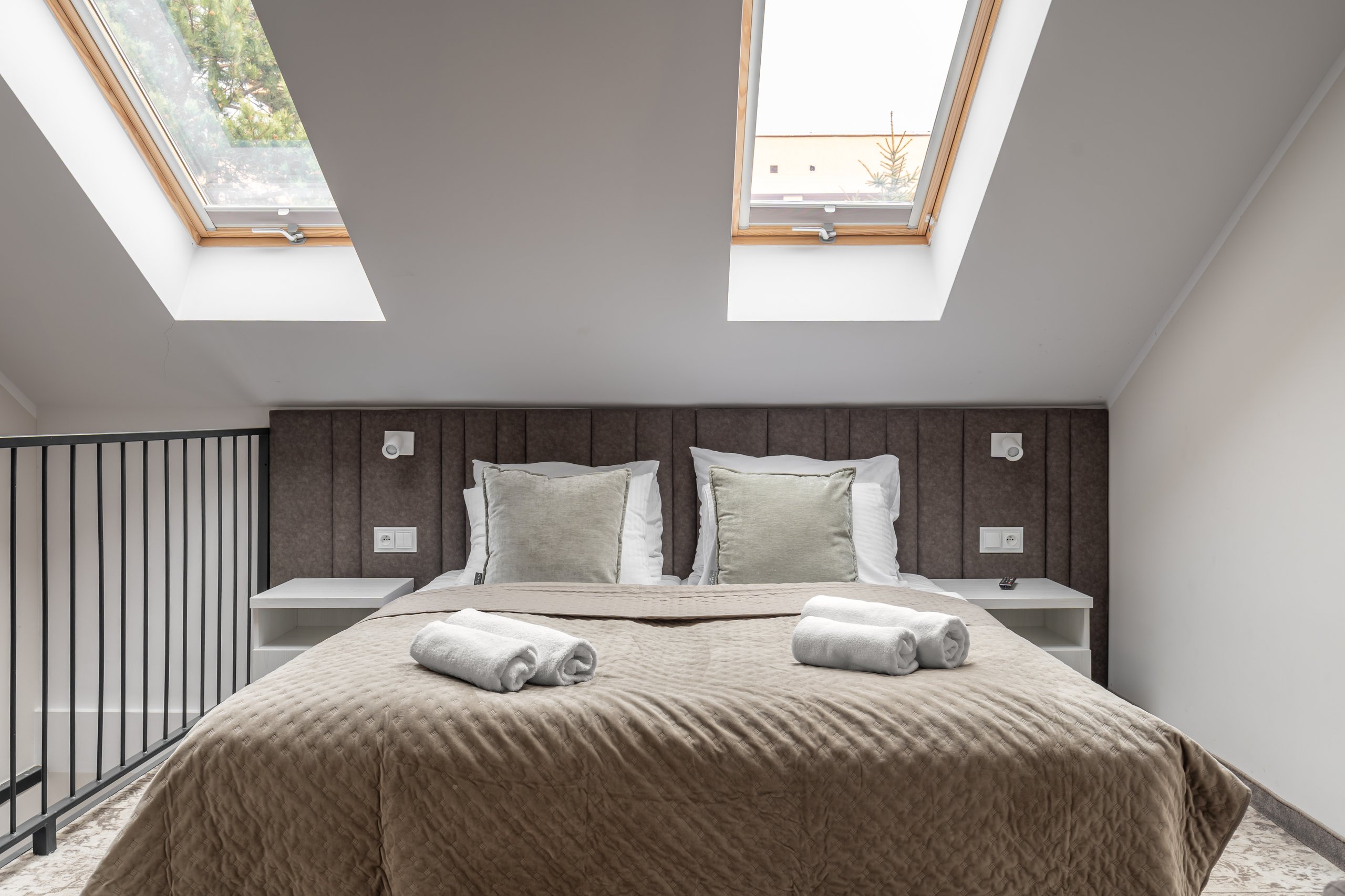Apartment Maisonette Comfort Plus in der Residenz AMBRE in Łeba – Bett unter zwei Dachfenstern