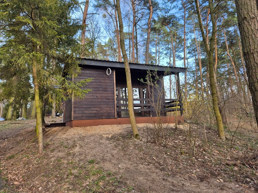 Domek nr 25 z zewnątrz, wśród drzew