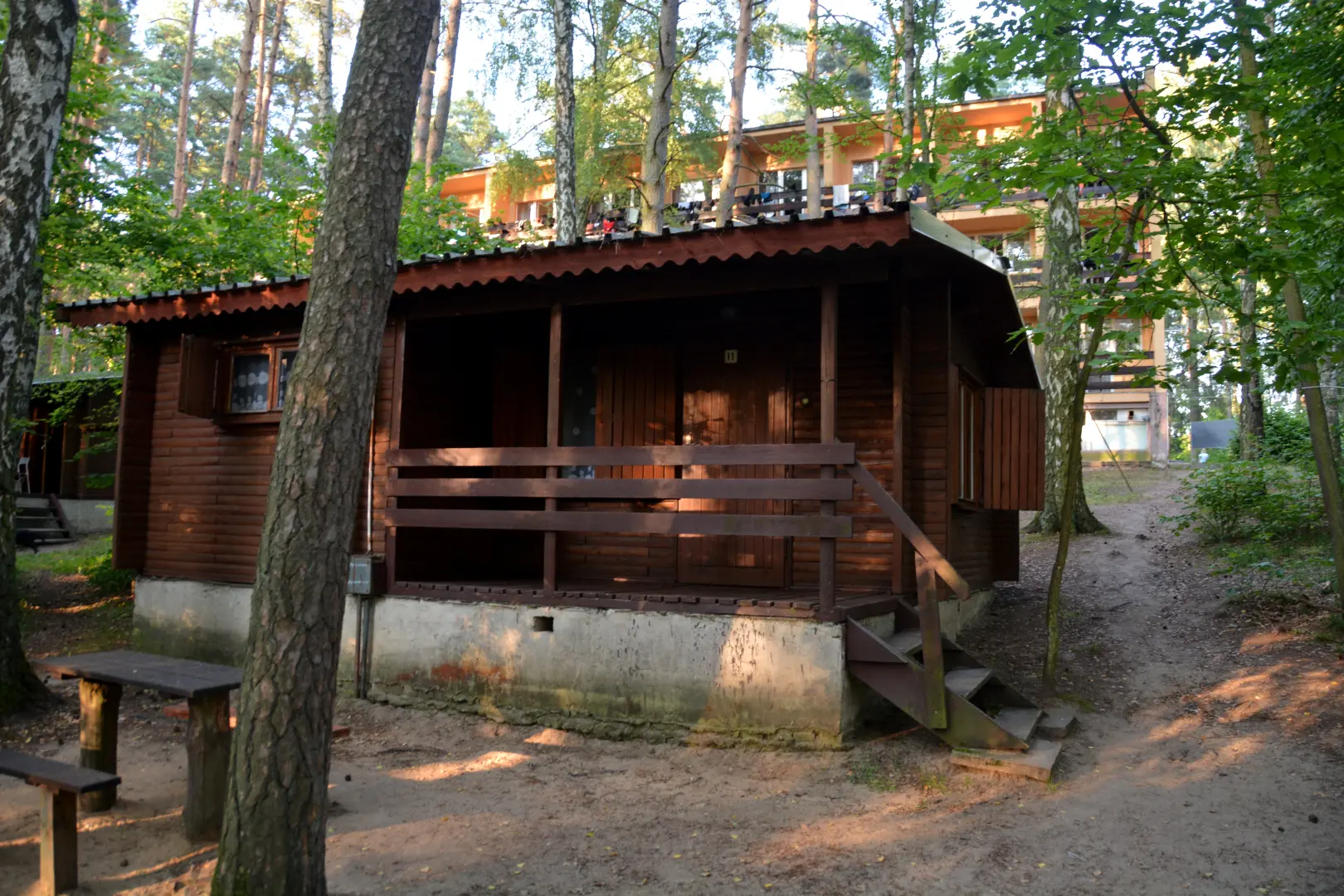 Drewniany domek 4-osobowy z tarasem wśród sosen
