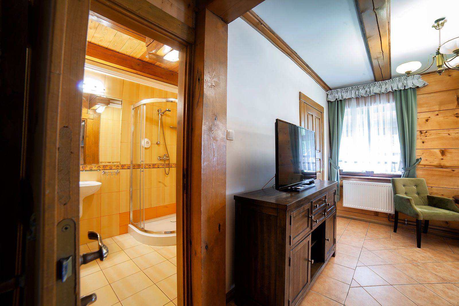 Studio 16 – widok na łazienkę z prysznicem i salon