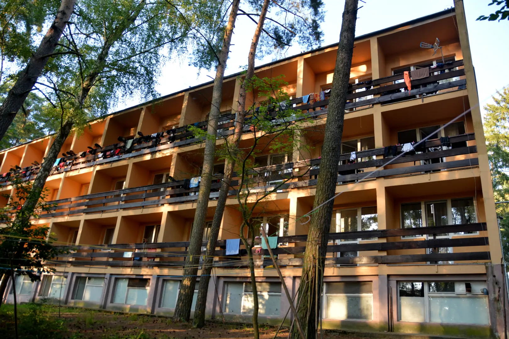 Pawilon z pokojami i balkonami, z zewnątrz