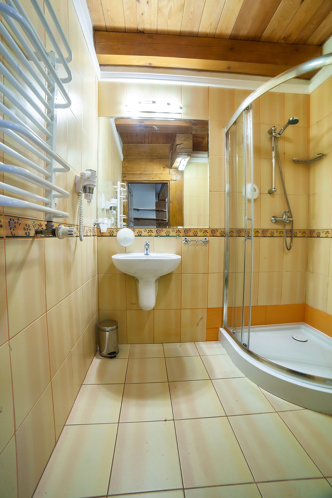 Łazienka w Studio 16 z kabiną prysznicową