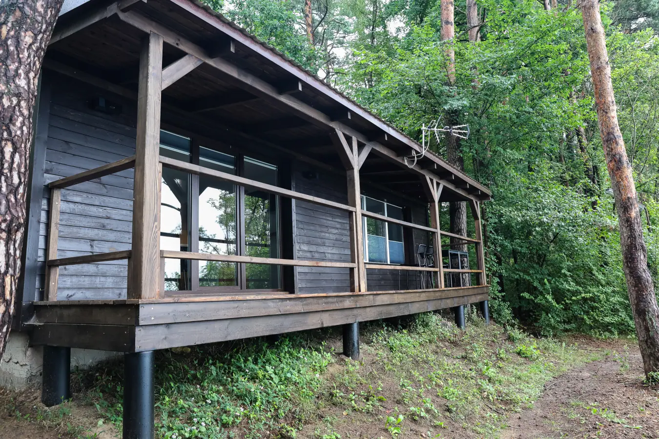 Domek 5–7 osobowy z tarasem nad jeziorem, z zewnątrz