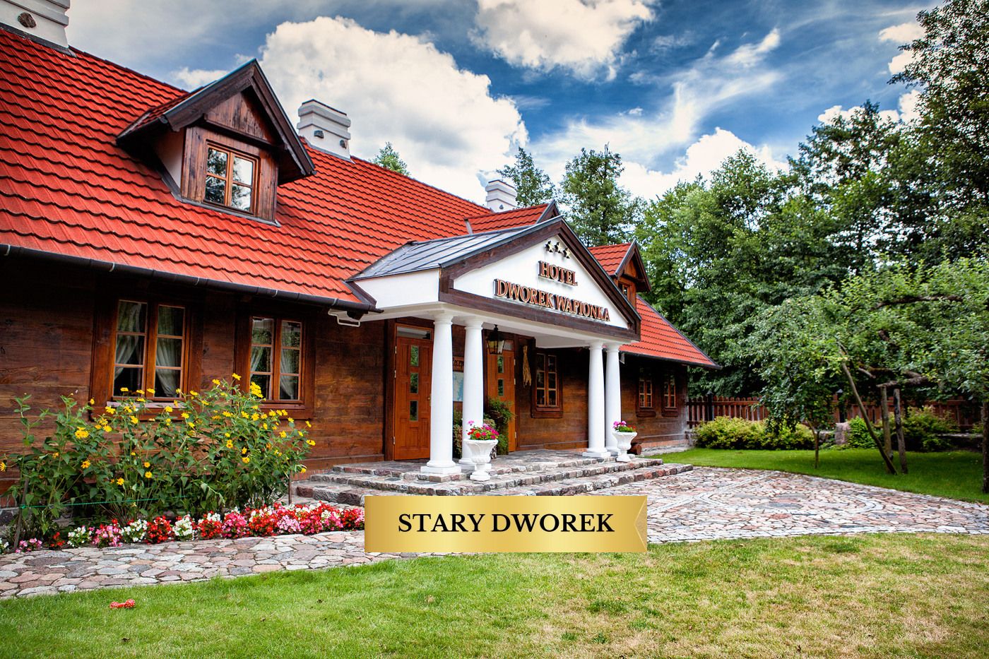 Budynek Stary Dworek – główne wejście do Hotelu Dworek Wapionka z kolumnami