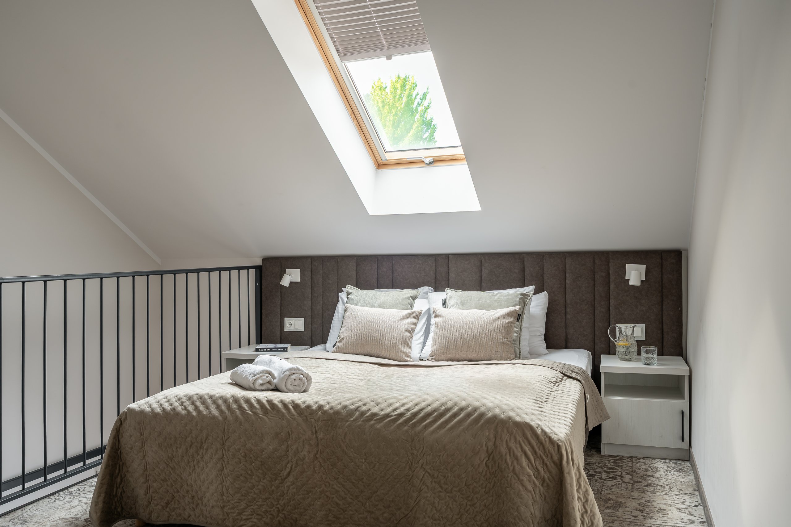 Apartment Maisonette Comfort in der Residenz AMBRE in Łeba – Schlafzimmer auf der Empore mit Dachfenster.