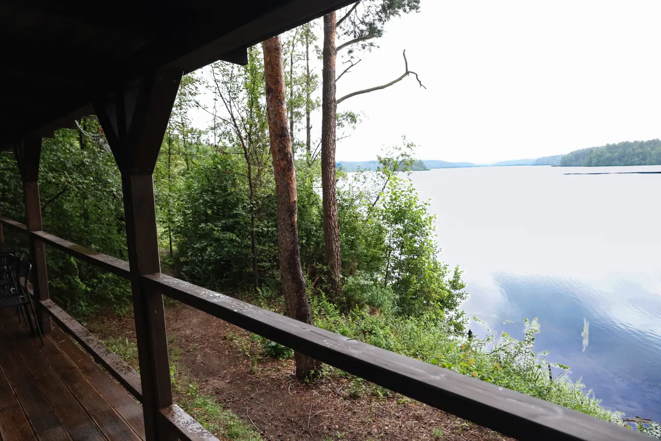Widok z tarasu na jezioro Bachotek