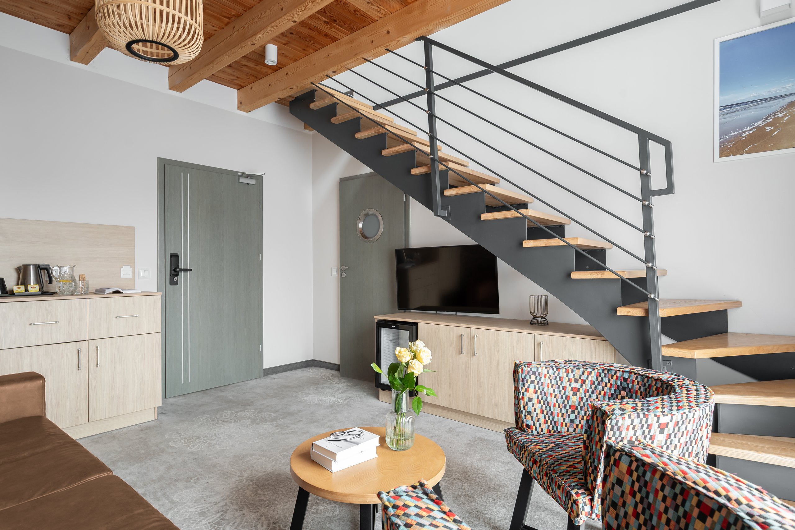 Apartment Maisonette Comfort in der Residenz AMBRE in Łeba – Treppe zum Mezzanin, Fernseher und Kaffeebereich.