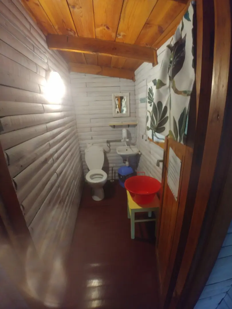 Toaleta z umywalką w domku 4-osobowym