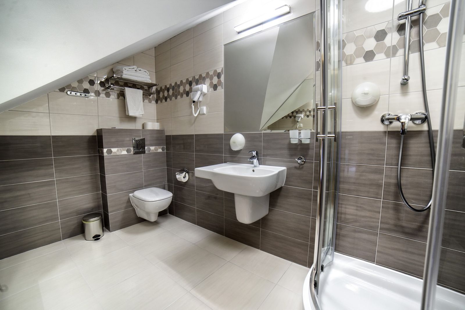 Łazienka w pokoju Comfort z balkonem – prysznic, umywalka i toaleta