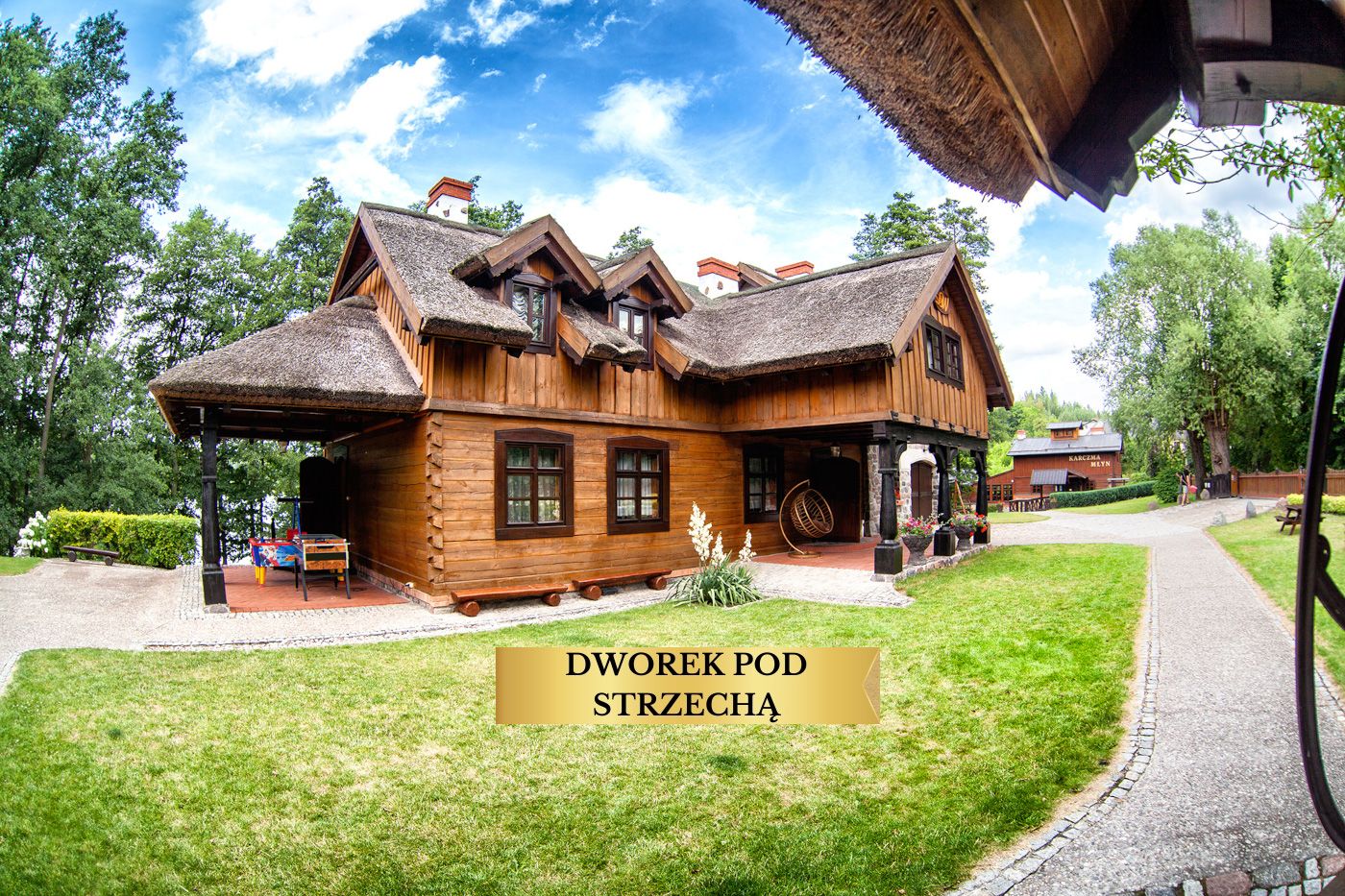 Dworek pod Strzechą – drewniany budynek z dachem krytym strzechą