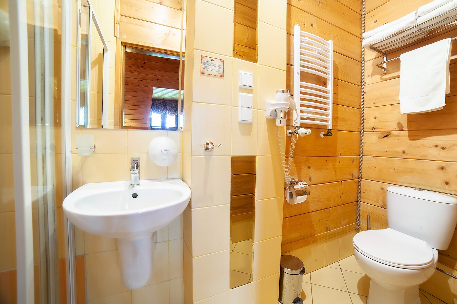 Łazienka w Studio 21 z umywalką i toaletą