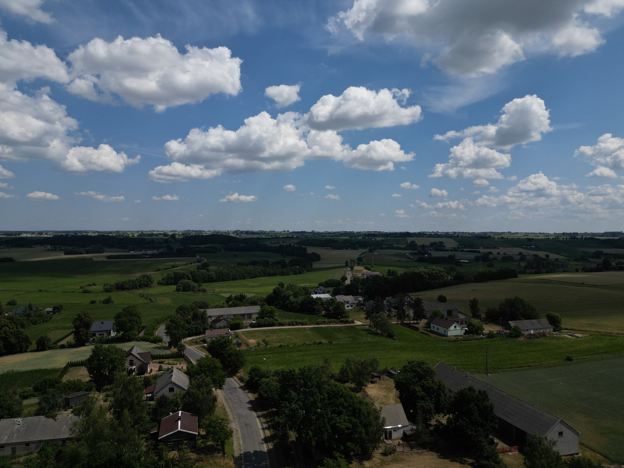 Panorama pól i wzgórz w Łapinożu, gmina Osiek