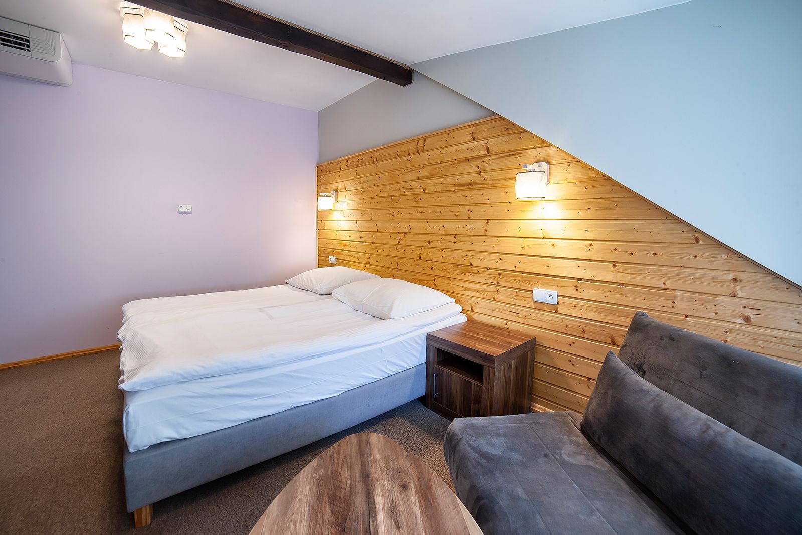 Pokój Comfort – łóżko i rozkładany fotel przy stoliku