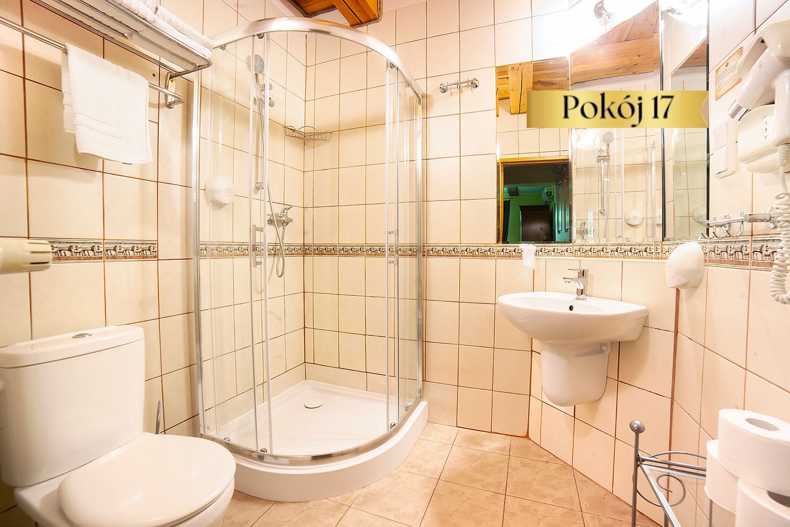 Łazienka z kabiną prysznicową w pokoju Standard Plus nr 17