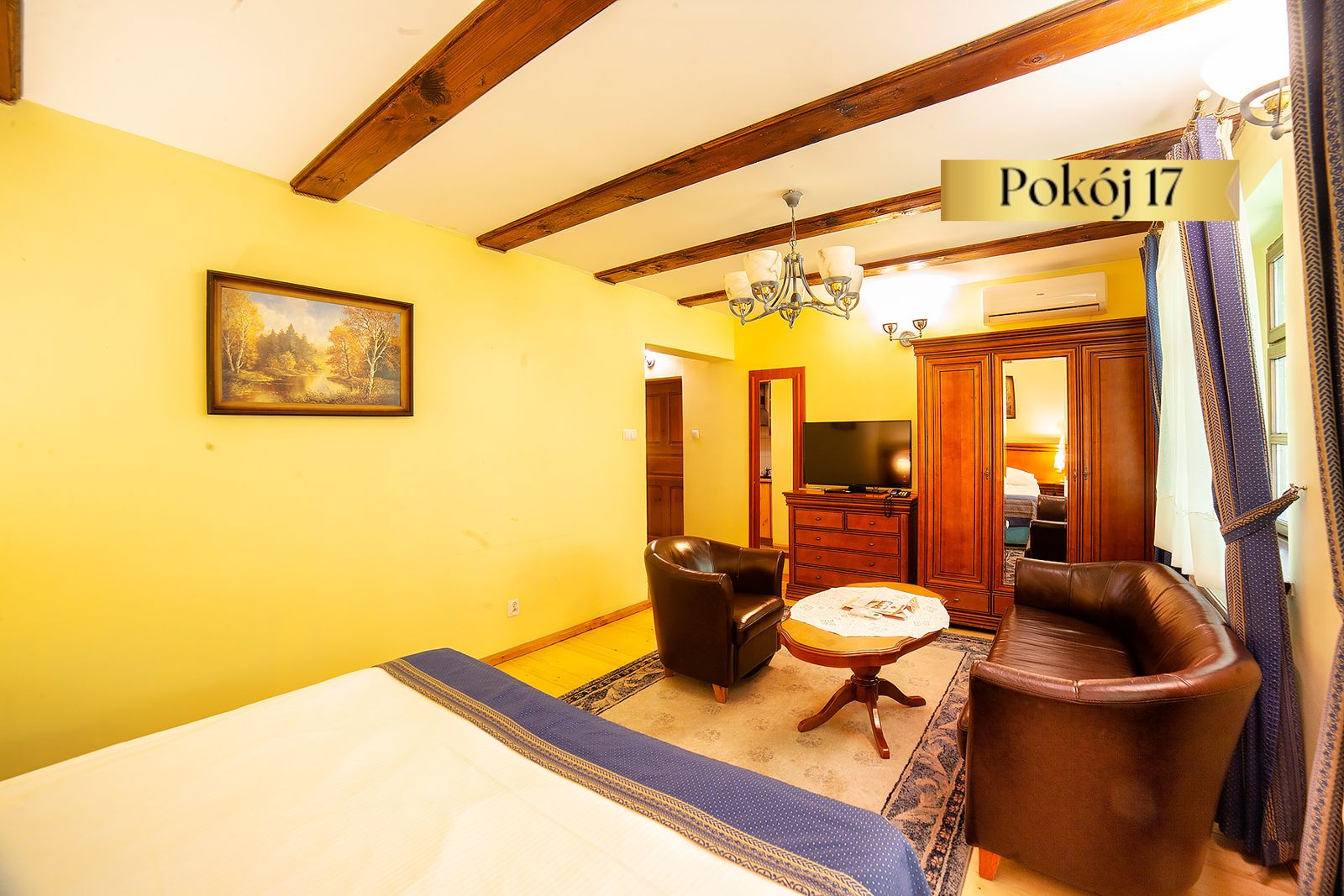 Pokój Standard Plus nr 17 – fotele, stolik i telewizor