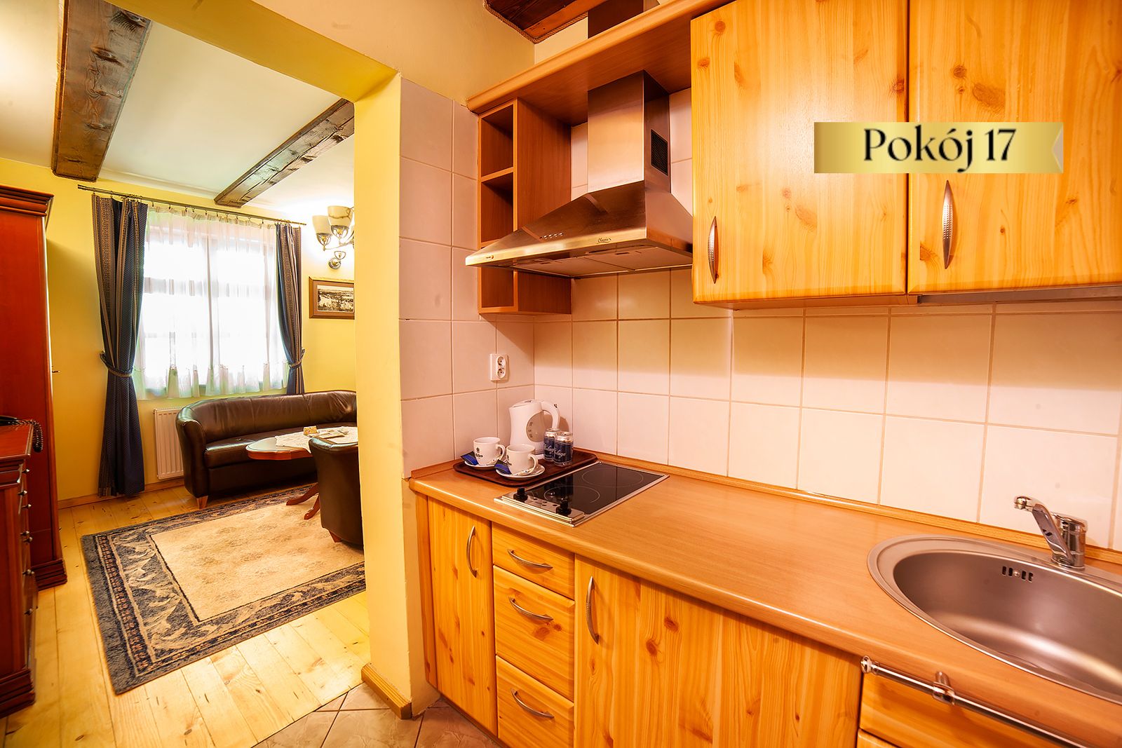 Aneks kuchenny z płytą i zlewem w pokoju Standard Plus nr 17