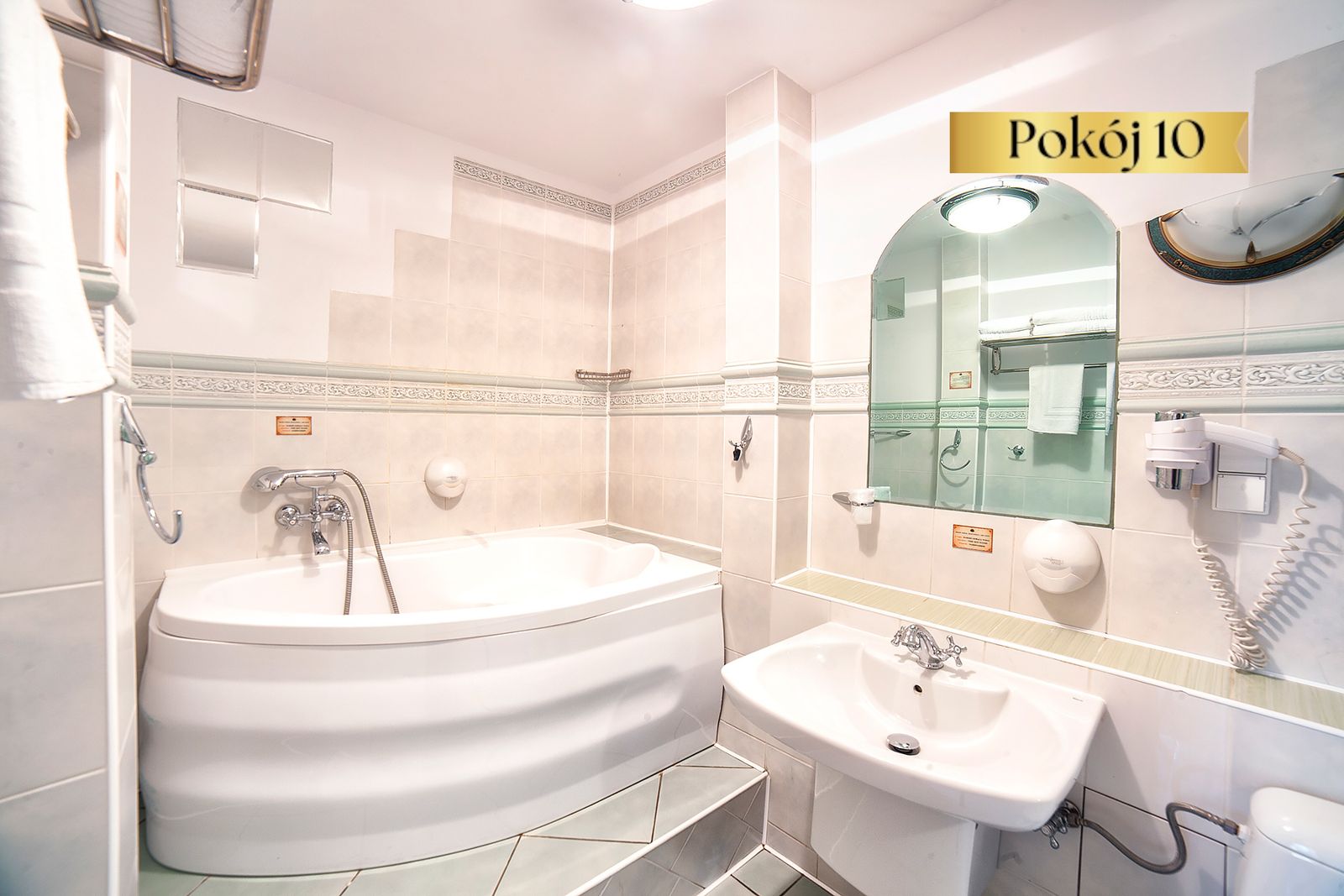 Łazienka z wanną narożną w pokoju Standard Plus nr 10