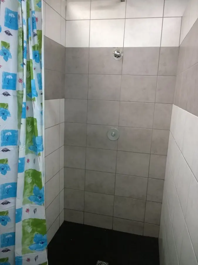 Prysznic w ogólnodostępnym pawilonie sanitarnym