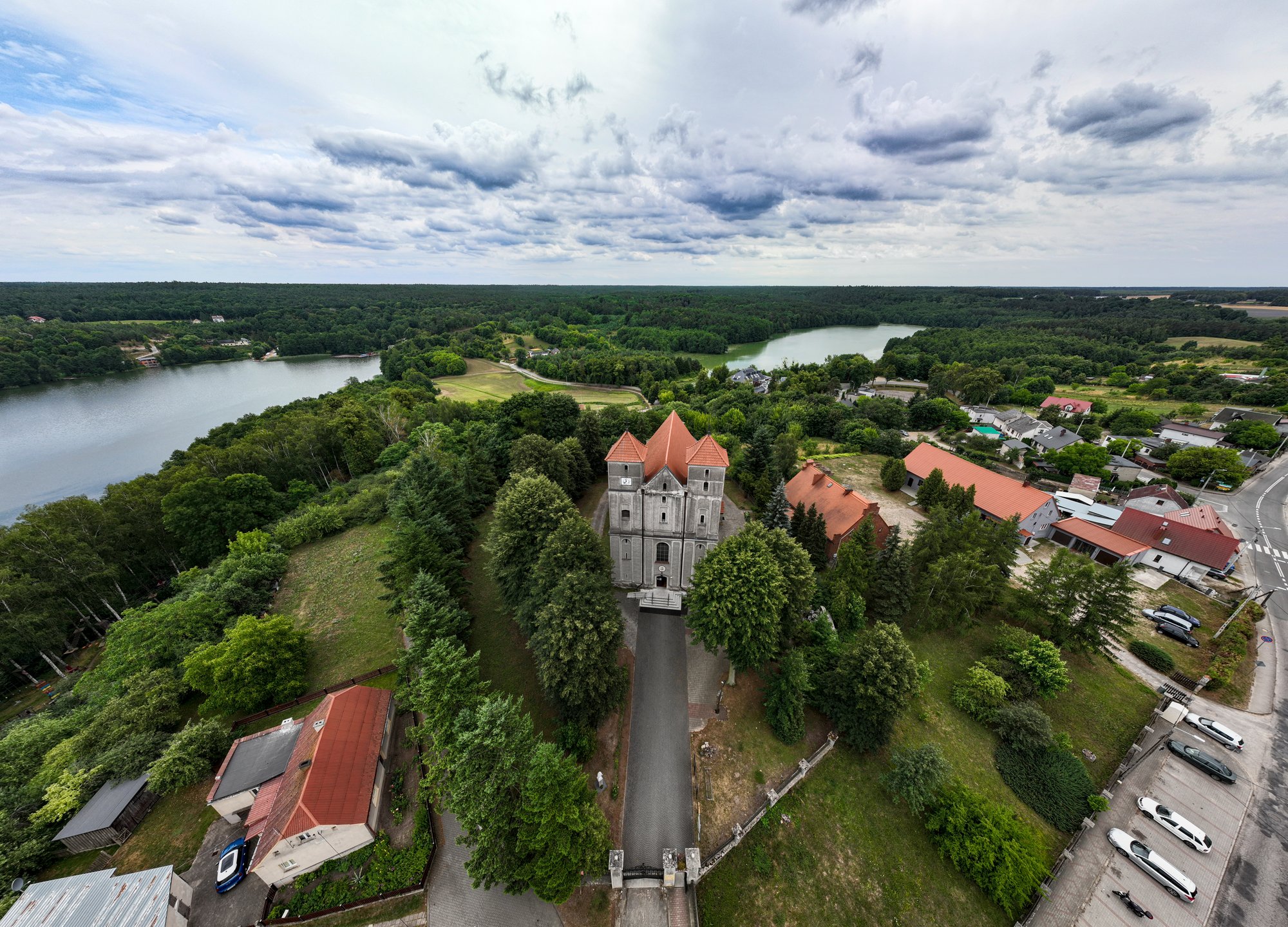 Kościół i Jezioro Górznieńskie z lotu ptaka