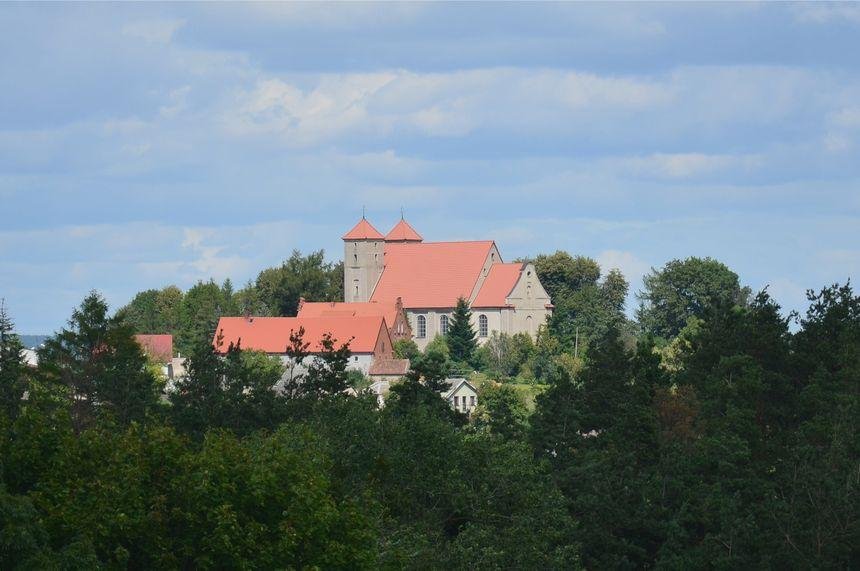 Kościół Podwyższenia Krzyża Świętego na wzgórzu w Górznie