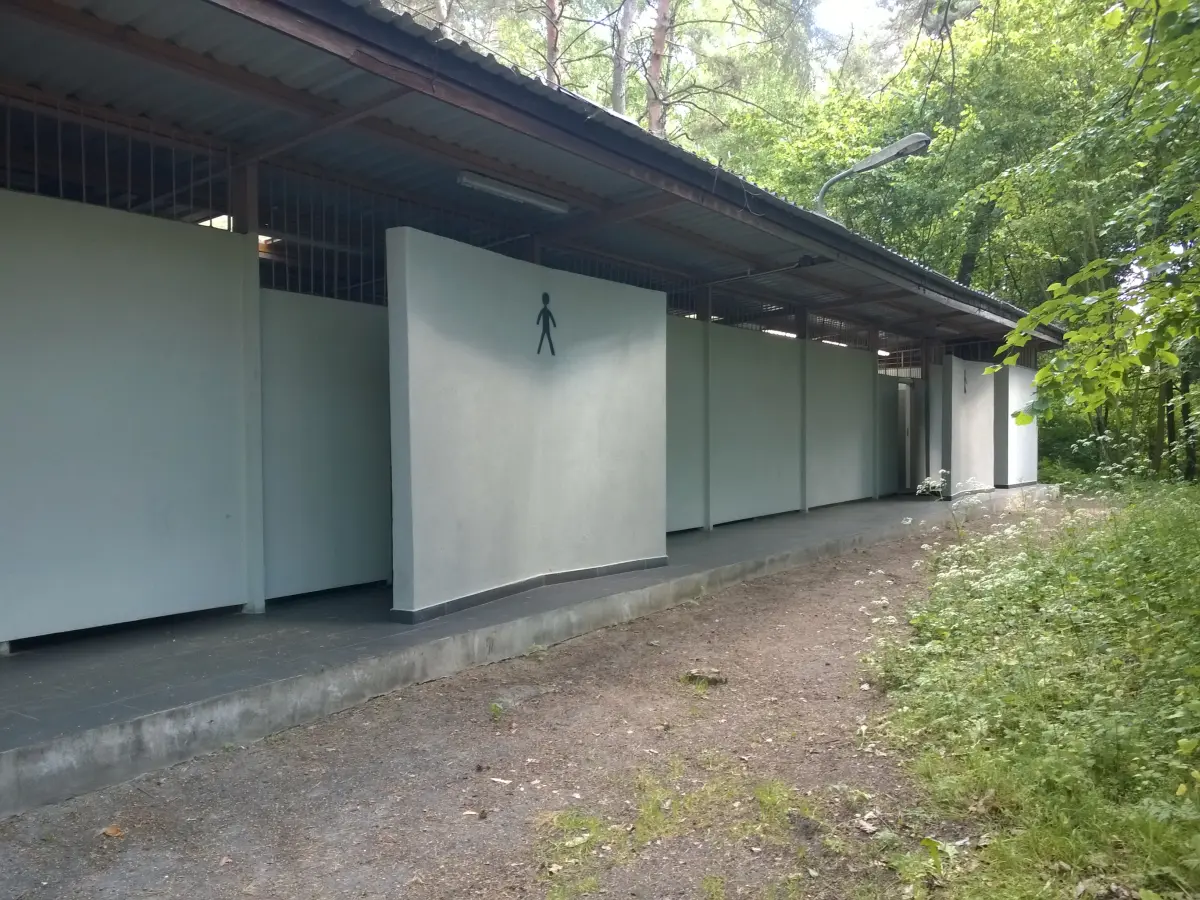 Pawilon sanitarny Stanicy Wodnej PTTK z zewnątrz