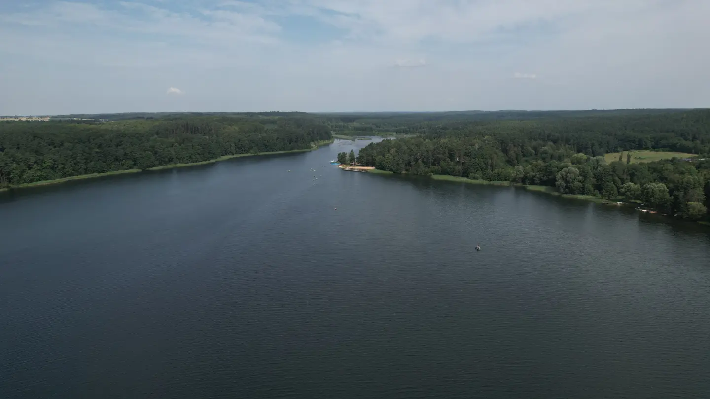 Jezioro Bachotek i otaczające je lasy z lotu ptaka