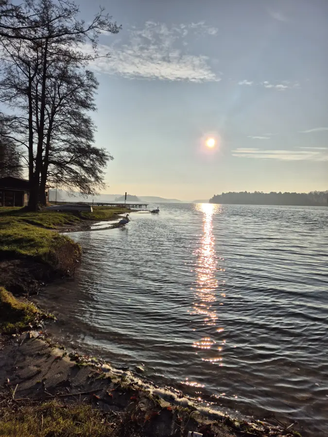 Słońce nad jeziorem Bachotek, widok z brzegu
