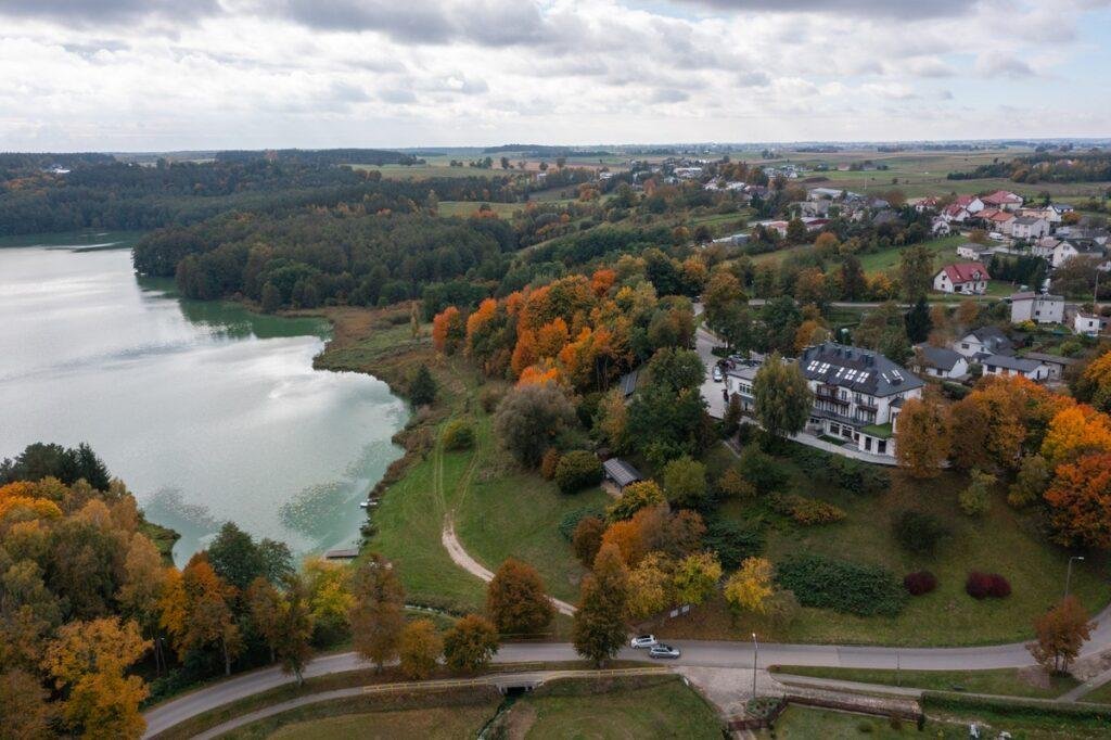 Jezioro Górznieńskie jesienią z lotu ptaka