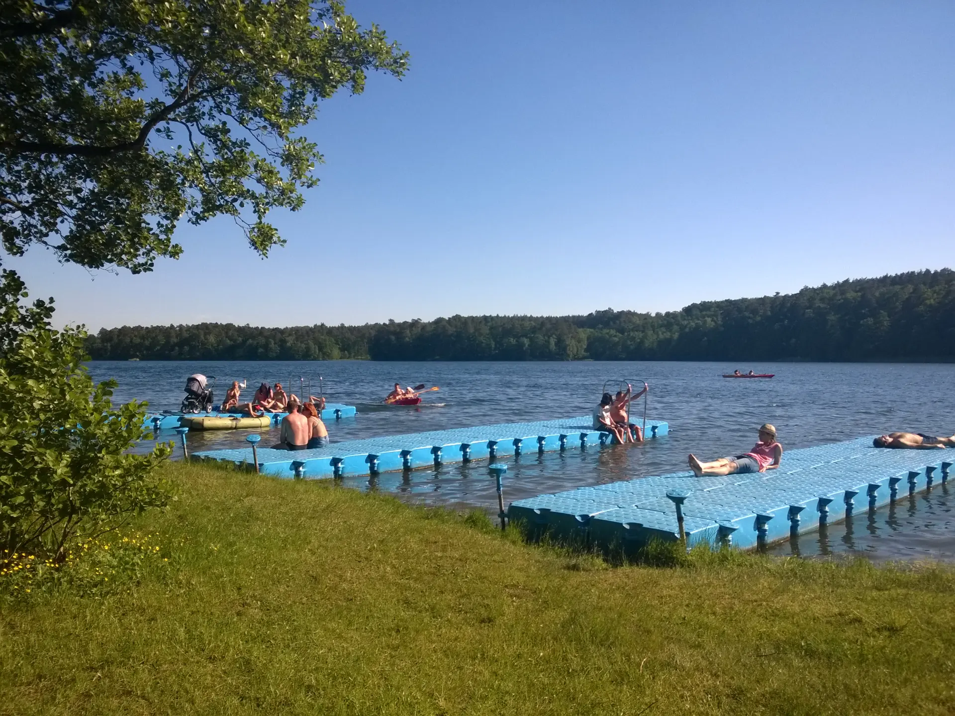 Plaża i pływające pomosty nad jeziorem Bachotek