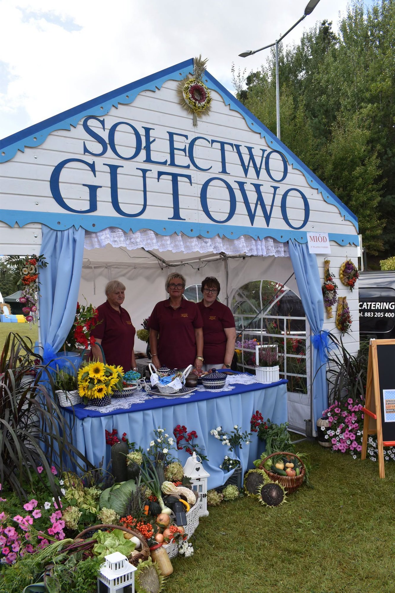 Stoisko sołectwa Gutowo na Święcie Miodu w Bartniczce