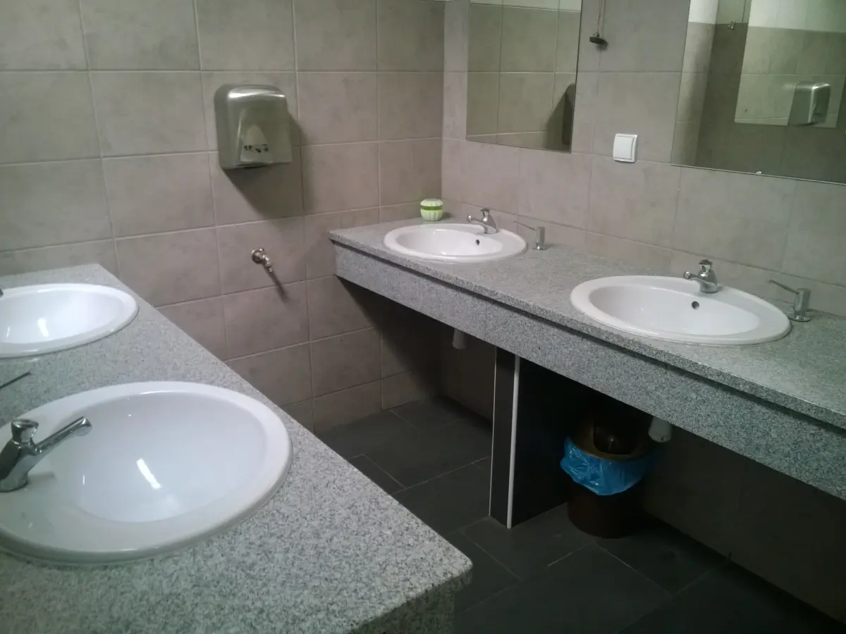 Umywalki w ogólnodostępnym pawilonie sanitarnym