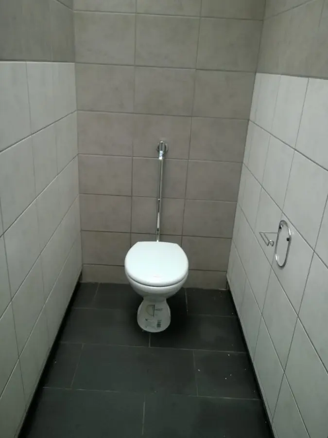 Toaleta w pawilonie sanitarnym pola namiotowego