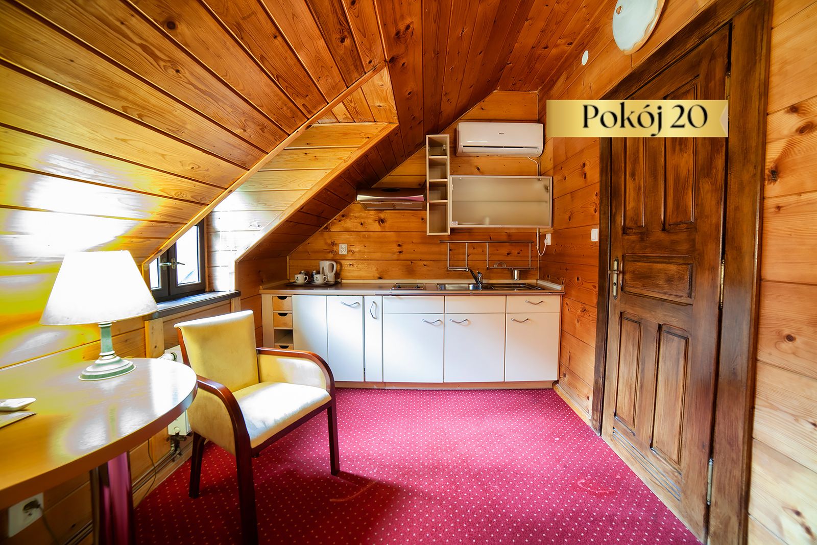 Aneks kuchenny i stolik w pokoju Standard Plus nr 20