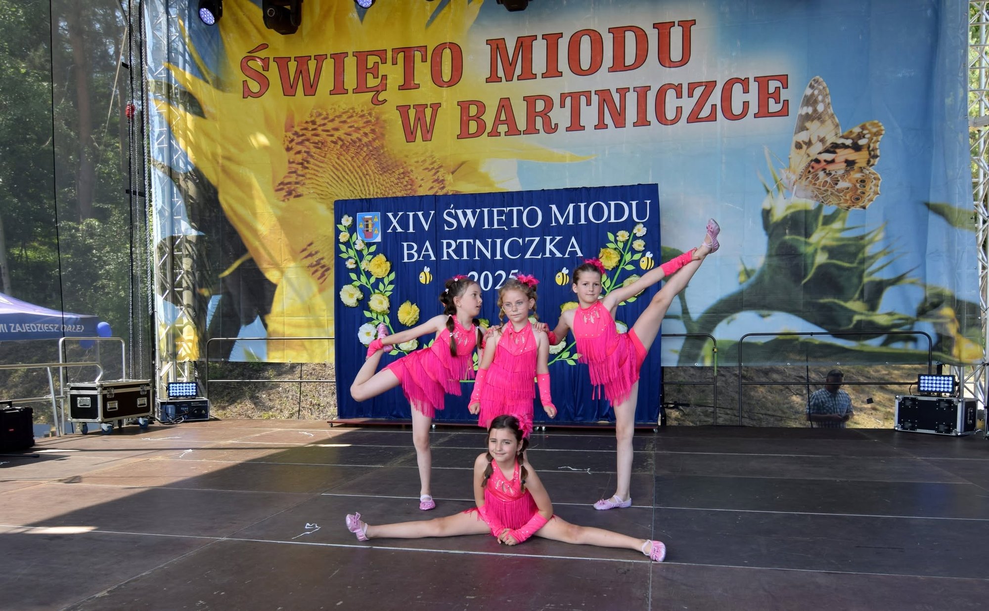 Występ dziecięcej grupy tanecznej na Święcie Miodu w Bartniczce
