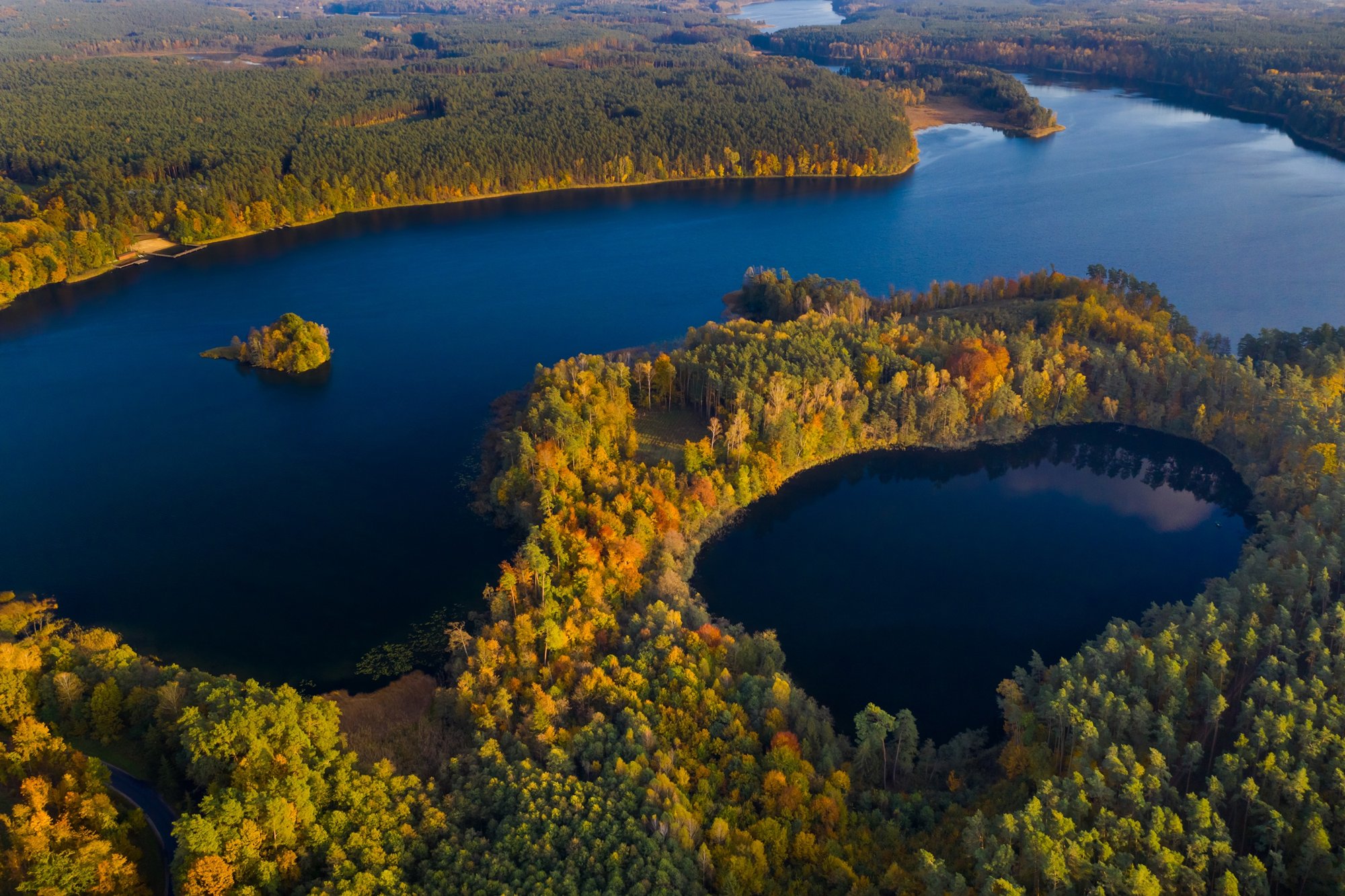 Jeziora gminy Zbiczno jesienią z lotu ptaka, otoczone lasem