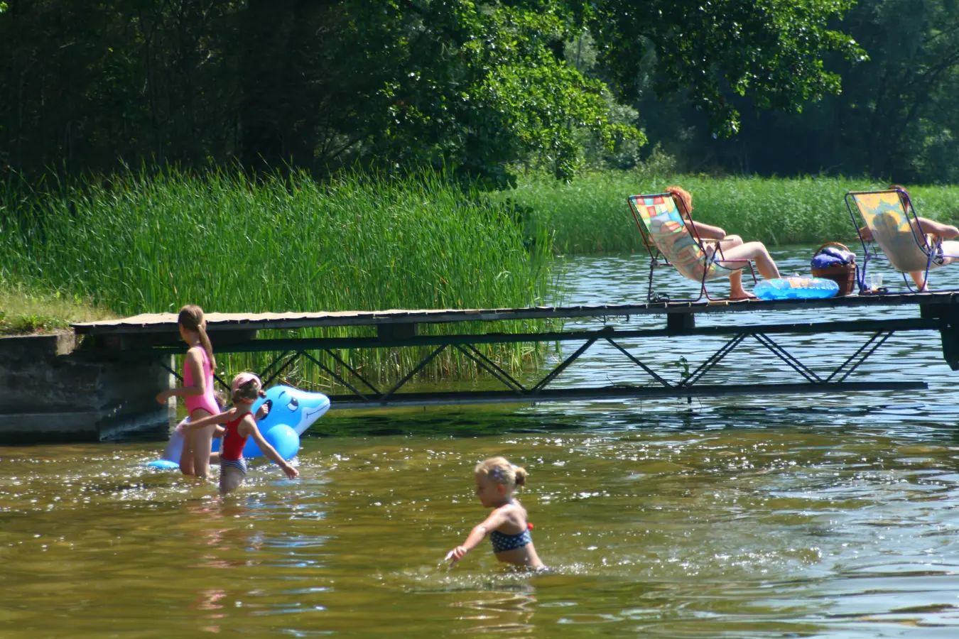 Dzieci kąpiące się w strzeżonym kąpielisku nad Bachotkiem