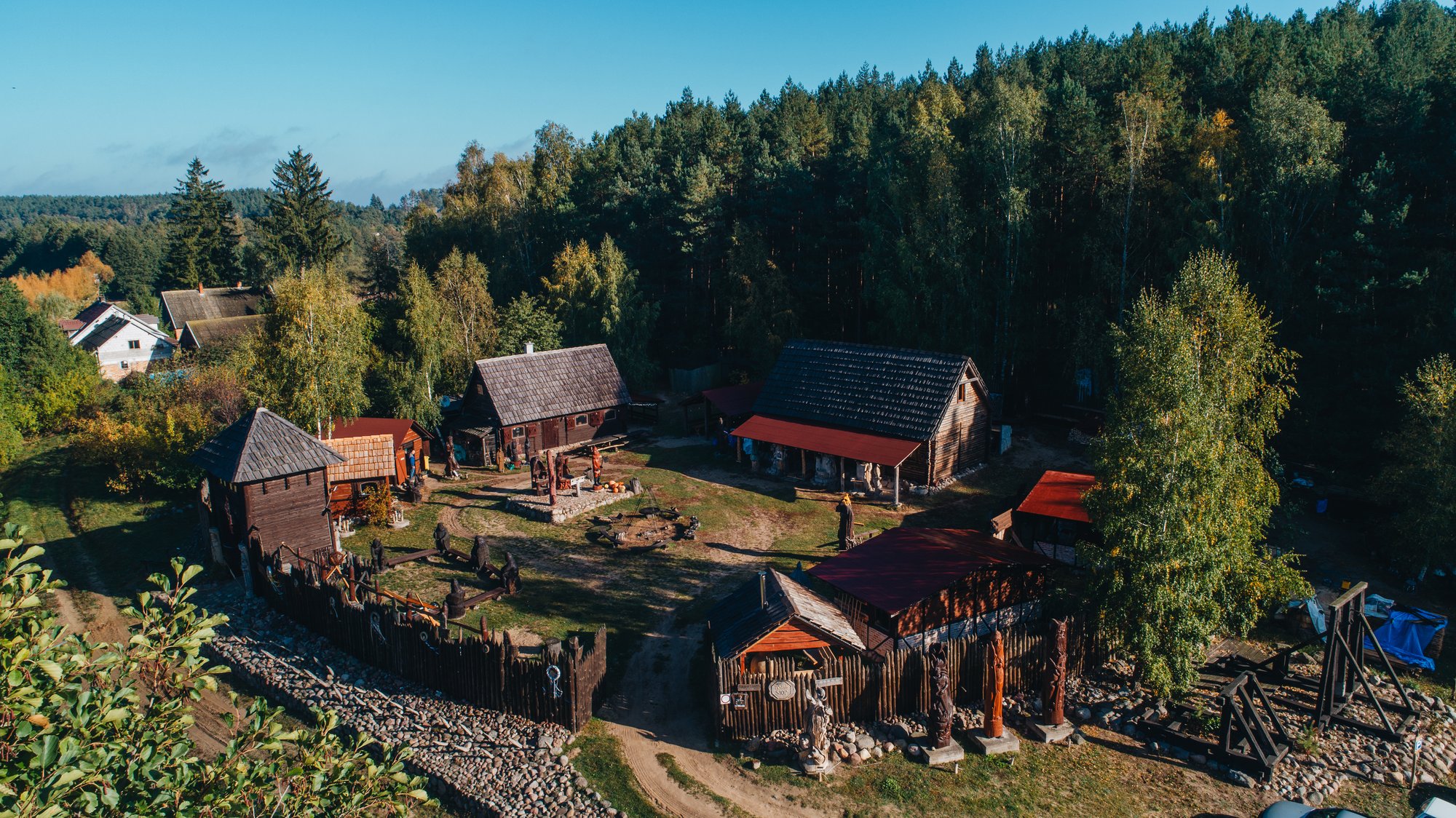 Drewniane zabudowania Grodu Foluszek z lotu ptaka