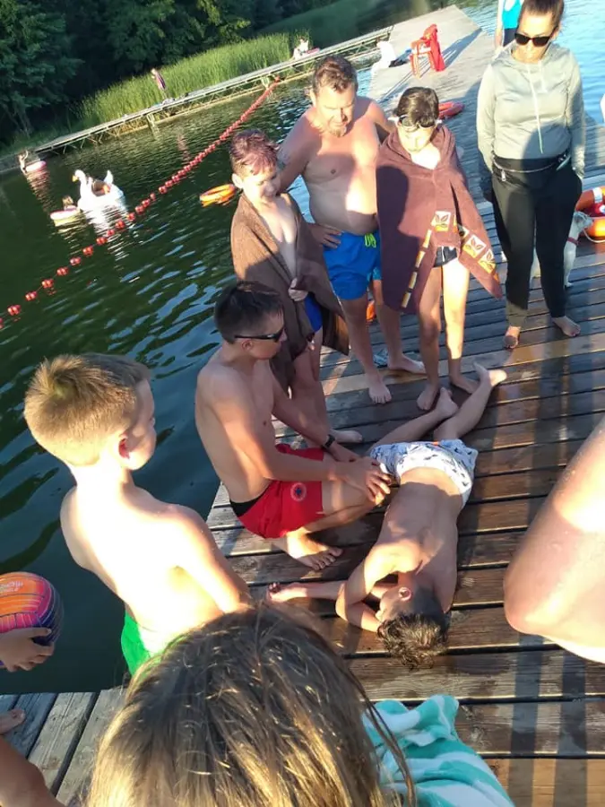 Dzieci na pomoście podczas gry terenowej Na ratunek