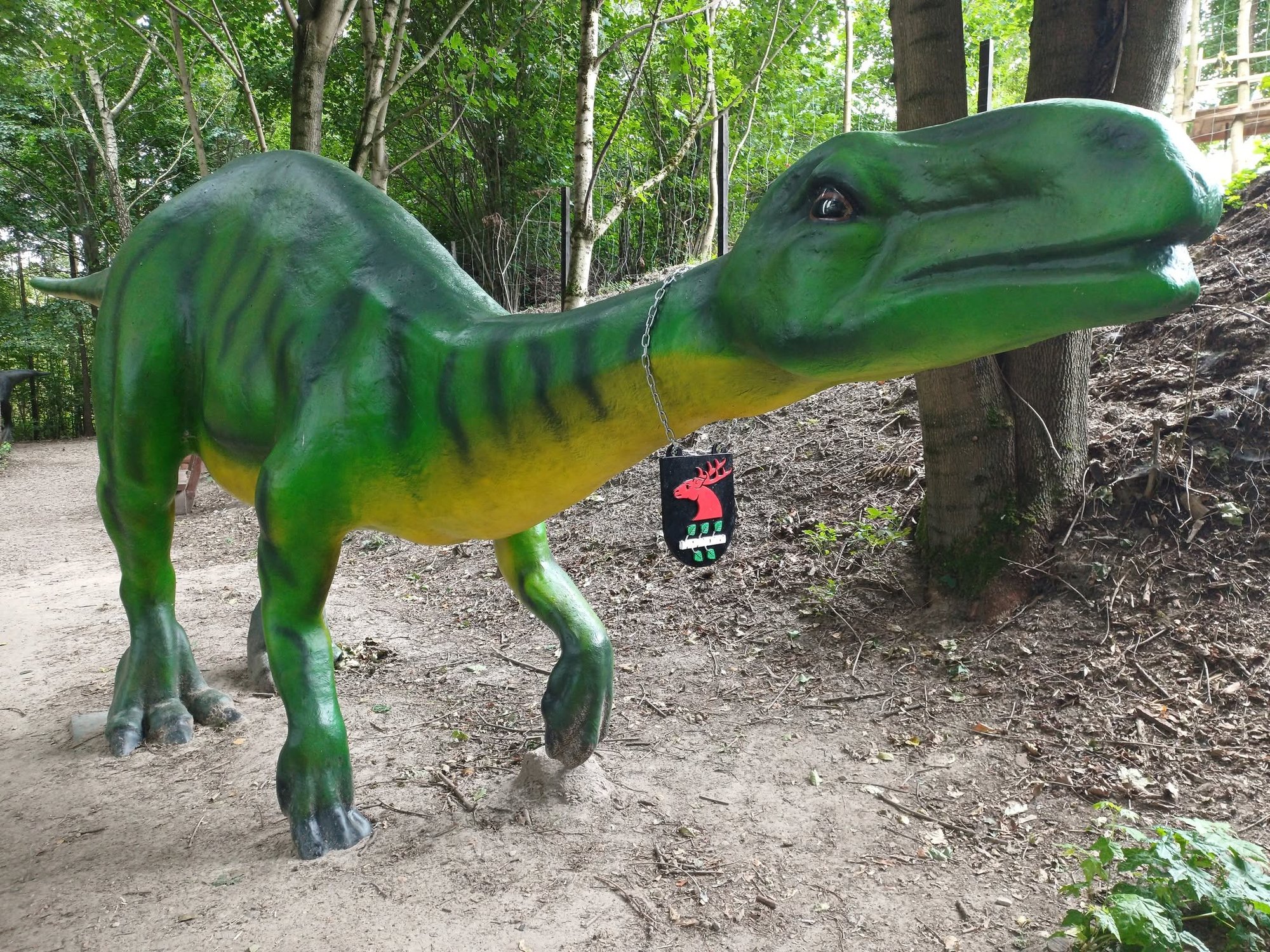 Figura dinozaura na Dzikim Szlaku Dinozaurów w Brzoziu