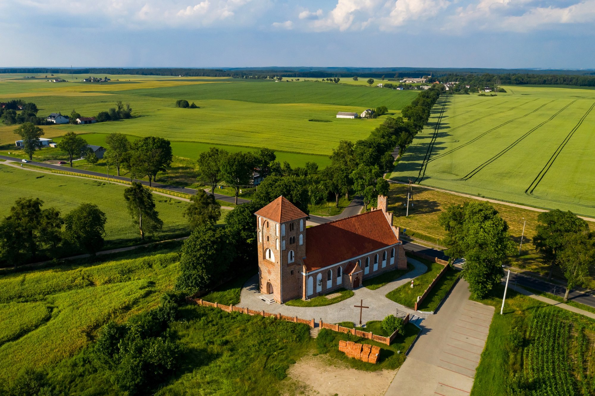 Gotycki kościół św. Jakuba Apostoła w Żmijewie wśród pól z lotu ptaka