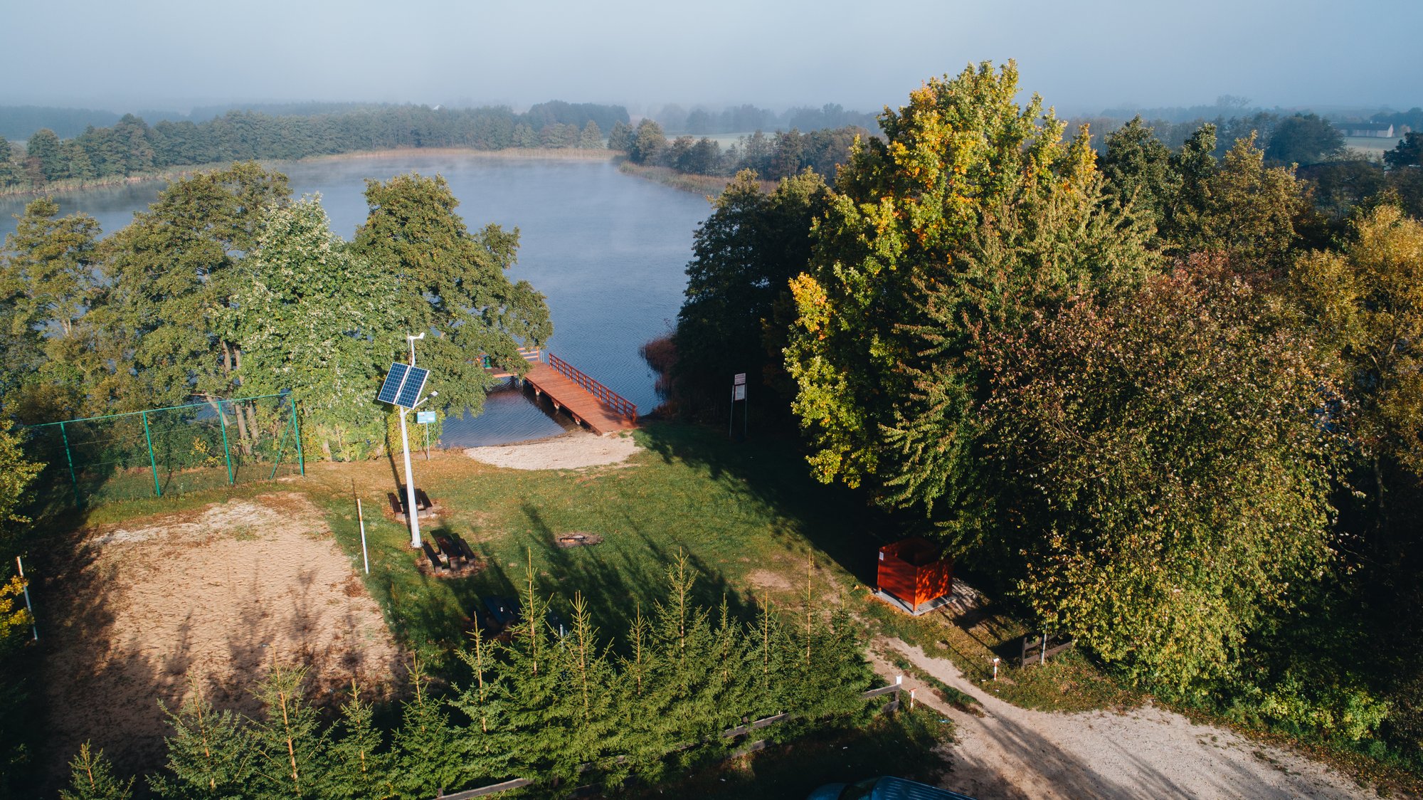 Plaża nad Jeziorem Czarnym w gminie Bobrowo, widok z lotu ptaka