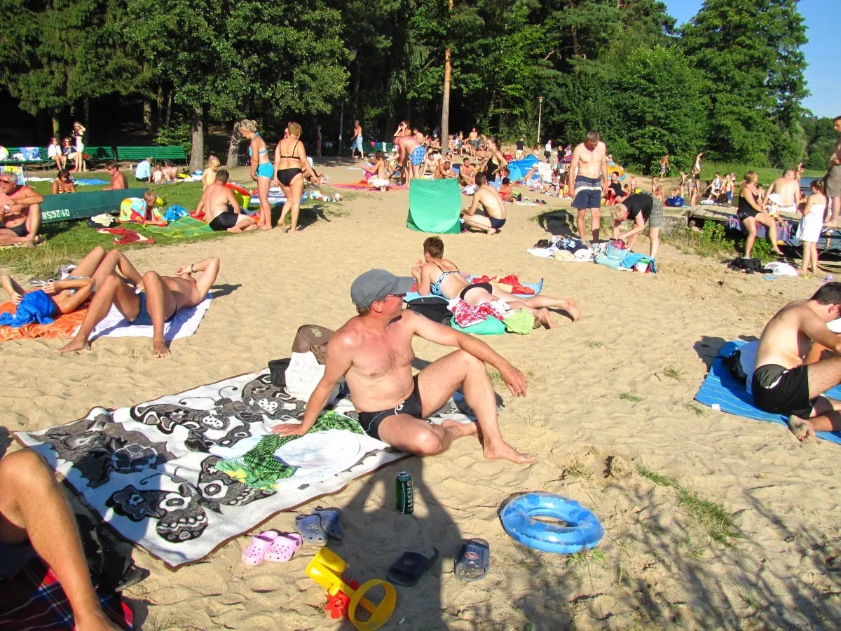 Piaszczysta plaża i kąpielisko nad jeziorem Bachotek