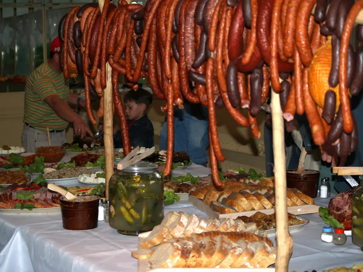 Wiejski stół z wędlinami i kiełbasami – catering Stanicy PTTK