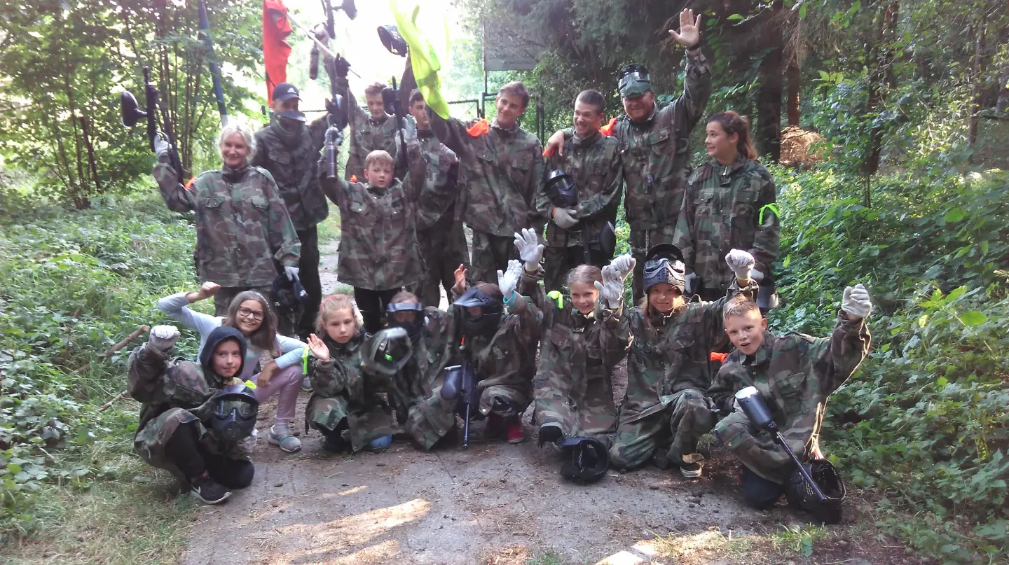 Grupa uczniów w strojach do paintballa podczas zielonej szkoły