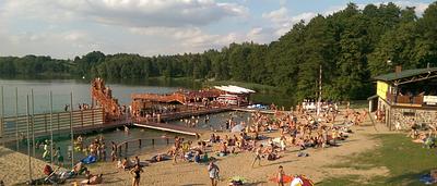 Plaża i kąpielisko z pomostem w Górznie latem