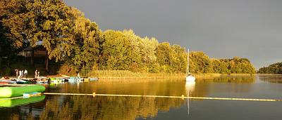 Przystań z łodziami nad Jeziorem Wądzyńskim